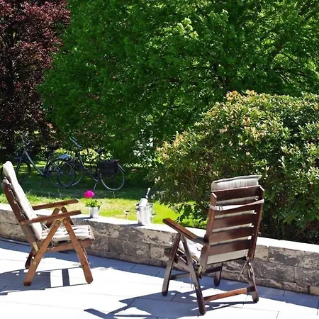 Mit Terrasse Und Garten