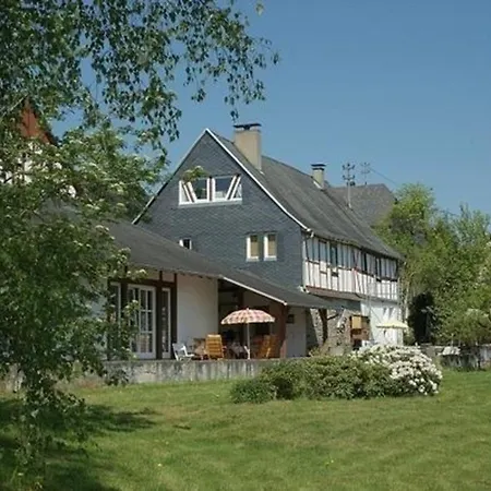 Mit Terrasse Und Garten *